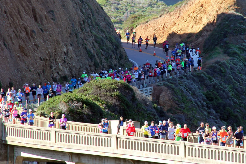 Crowd_of_runners_on_Bixby_Bridge.jpg